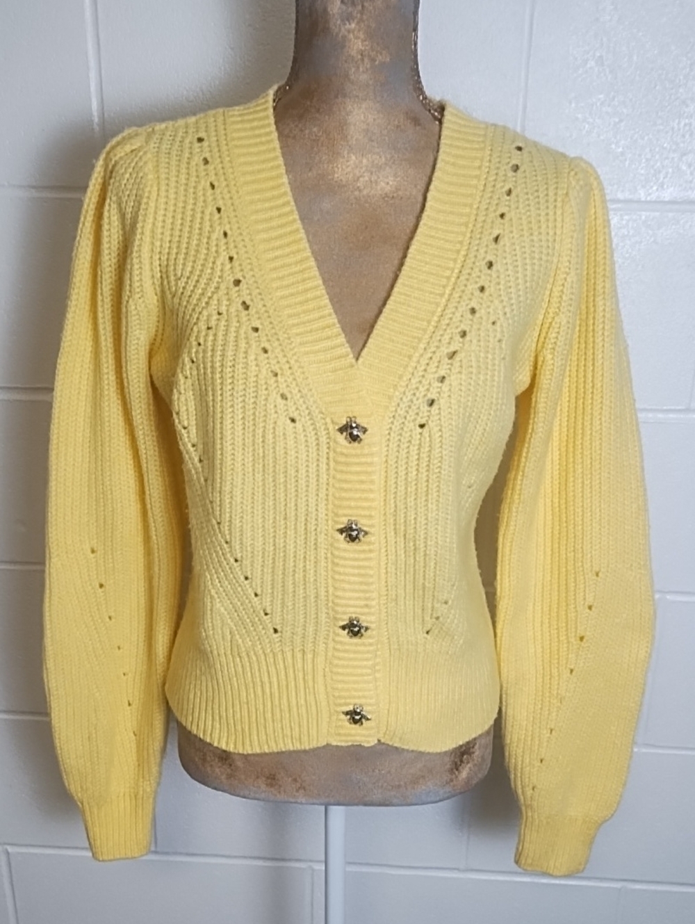 🐝Soft Yellow V‑Neck Honry Bee Button Cardigan Sweater Size Medium🐝